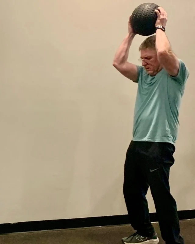 💡 FUN FACT FRIDAY

Strength training doesn’t just burn calories during your workout…
it helps your body burn MORE calories at rest.

Translation:
👉 You’re still benefiting even after you leave the studio

This is why we focus so much on strength training with our clients 💪

Want to get started but not sure how?

That’s literally what I’m here for.

👉 Intro offer: 3 sessions for $185